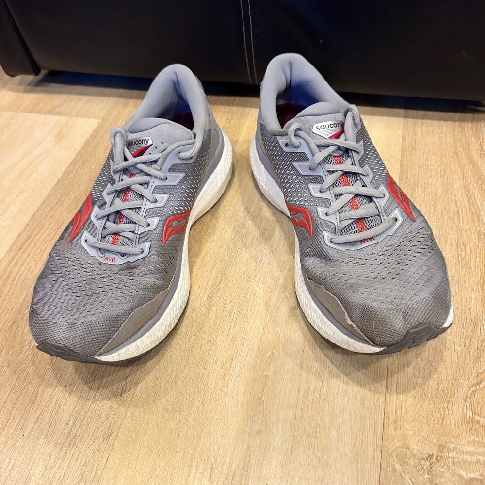 Saucony Triumph 18 Mens Running Shoes Grey Red Size 9.5 Sneakers Activewear Walk